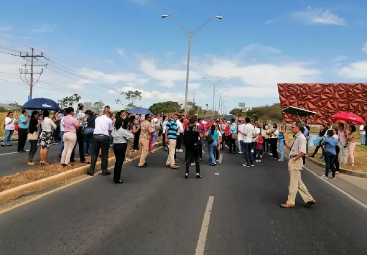 La protesta duró aproximadamente dos horas, y a la misma se sumaron los docentes del plantel, quienes pidieron los equipamientos necesarios para poder brindar las clases de forma efectiva. Foto. Thays Domínguez