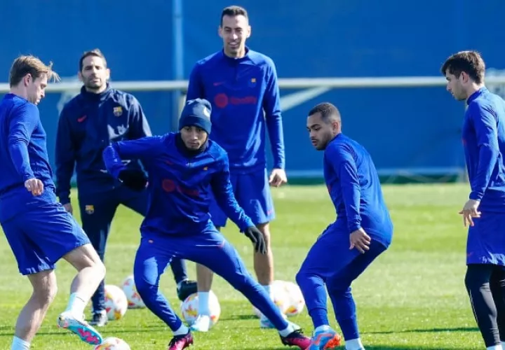 Los jugadores del Barcelona durante el entrenamiento con miras a enfrentar al Real Madrid en las semifinales de Copa del Rey. Foto:EFE 