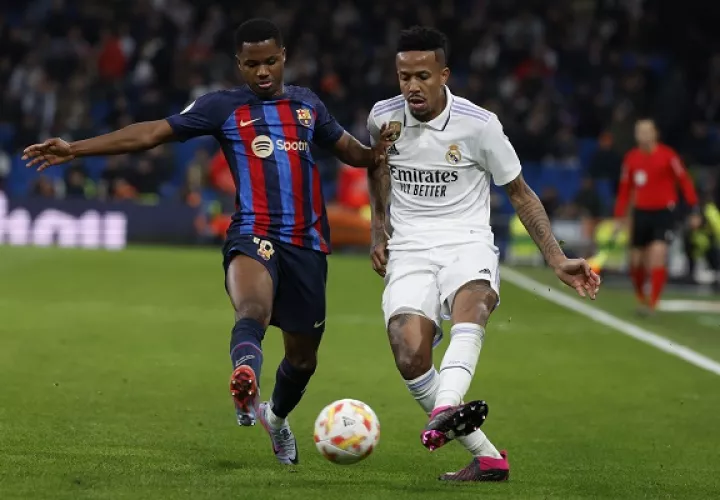 Éder Militao del Real Madrid (der) pelea un balón con Ansu Fati del Barcelona en la Copa del Rey. Foto:EFE