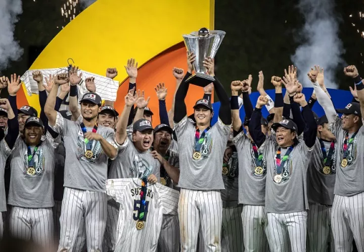 Jugadores de Japón festejan el título del Clásico Mundial de Béisbol. Foto:EFE