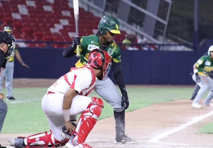 Panamá Oeste  venció a Coclé y se encuentra a un paso del título en el béisbol juvenil. Foto: Fedebeis