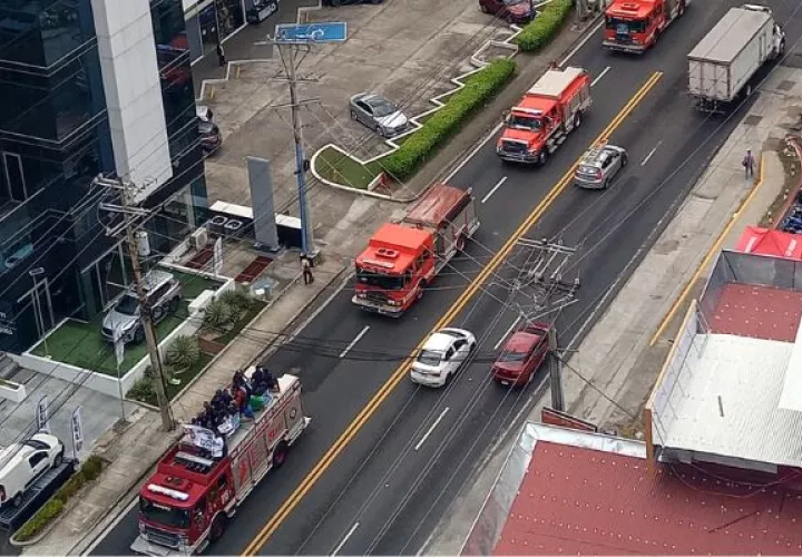 Bomberos protestan frente al Ministerio de Economía y Finanzas. Foto: @TráficoCPanama