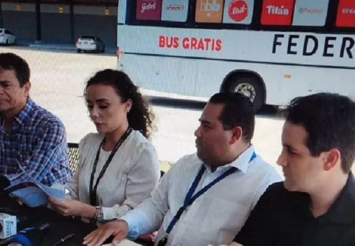 Más de 12 buses transportan gratis hacia el centro comercial en David. Foto: Mayra Madrid