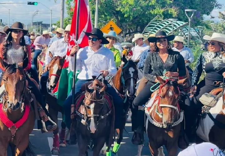 El abanderado de la cabalgata fue el vicepresidente José Gabriel Carrizo. Foto. Mayra Madrid
