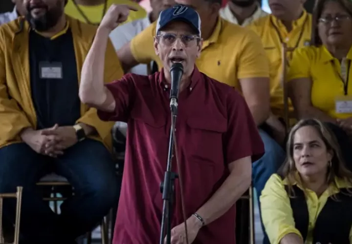 El exgobernador Henrique Capriles habla ante sus simpatizantes durante un acto organizado por su partido Primero Justicia. Foto: EFE