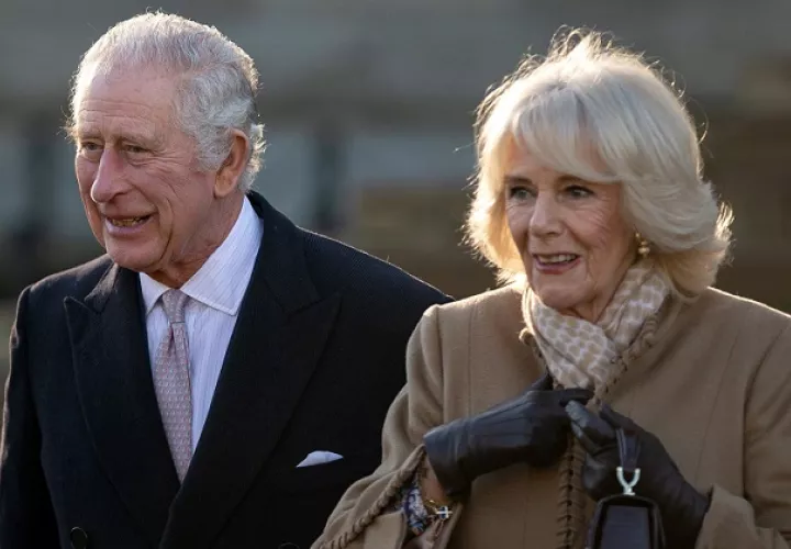  Carlos III, acompañado por la reina consorte, Camila. Foto: EFE