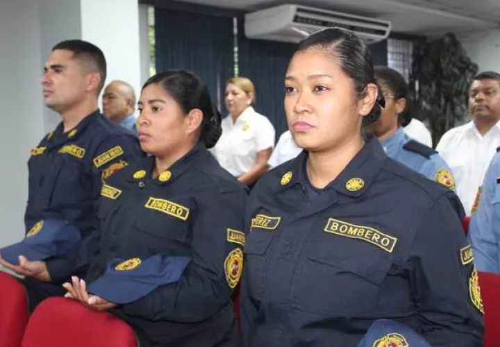 Los bomberos dan un paso más en su formación académica. Foto: Cortesía Bomberos 