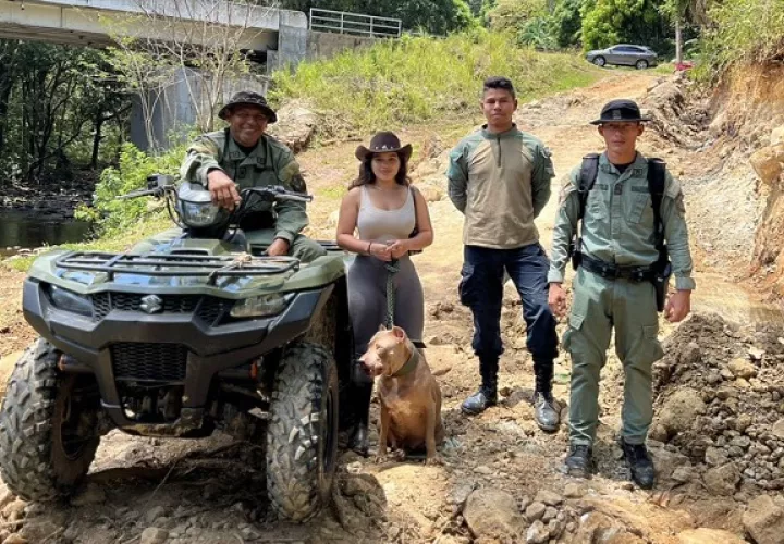 Yaneth Marin junto a policías de ambiente.  Foto: Yaneth Marín
