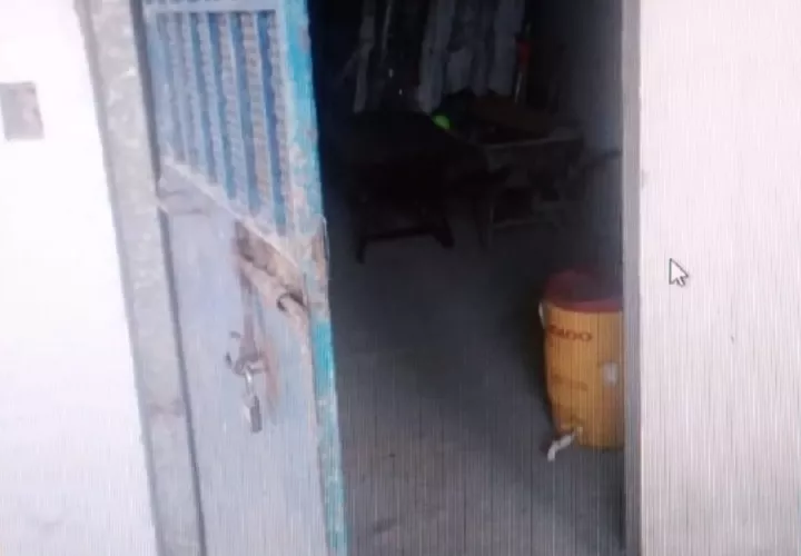 Los ladrones forzaron la puerta y efecutaron el robo. Foto: Diomedes Sánchez 