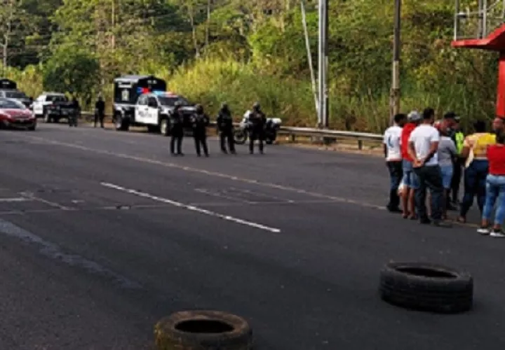 Los vehículos quedaron en la vía en medio de un descomunal tranque. Foto: Diomedes Sánchez 