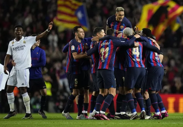Jugadores del Barcelona festejan su triunfo ante Real Madrid en el clásico de España. Foto:EFE