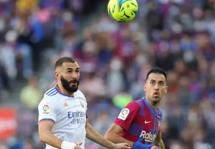 Karim Benzema del Real Madrid (izq.) y Sergio Busquets del Barcelona,  estarán en el clásico.. Foto: EFE