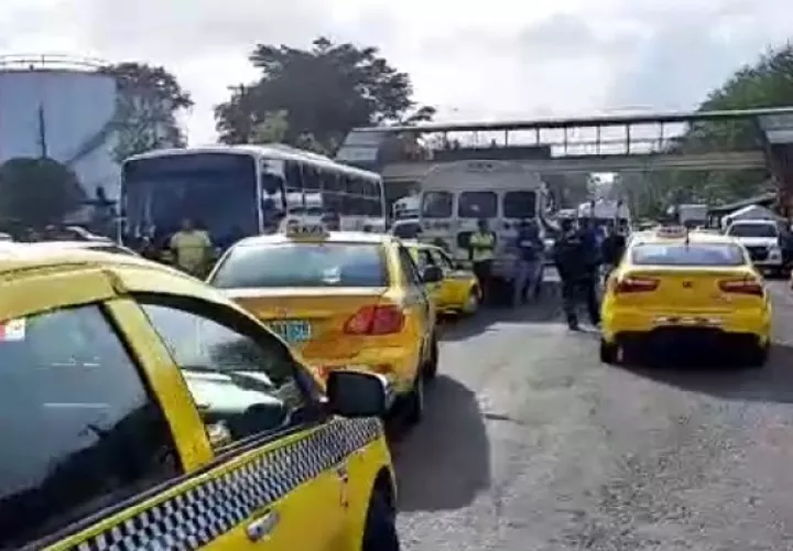 El cierre de calles afectó a los trabajadores, estudiantes y a quienes tenían citas médicas. Foto. Diomedes Sánchez