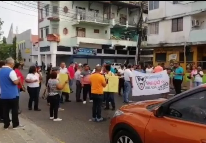 Al inicio de semana los padres de familia, docentes y administrativos de este colegio en Colón salieron a protestar y cerrar calles para exigir una respuesta. Foto. Diomedes Sáchez