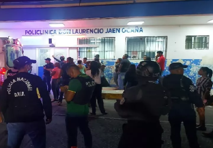 En cuestión de minutos, el centro hospitalario, se llenó de familiares que buscaban información de sus seres queridos. Foto. Diomedes Sánchez