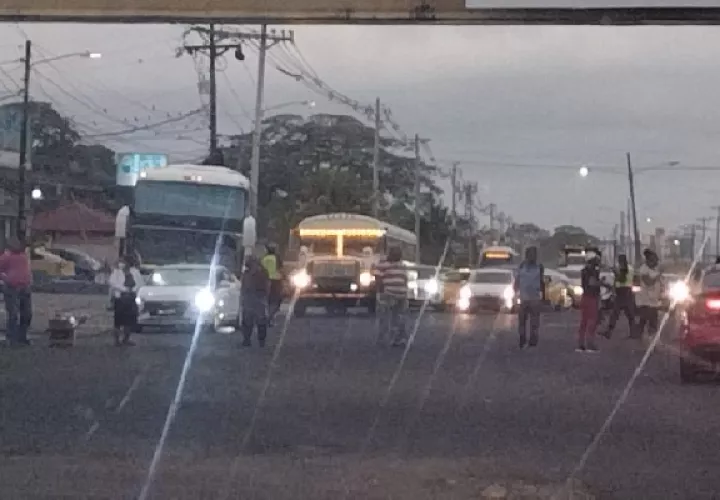 El cierre provocó congestionamiento vehicular a los conductores que ingresaban a la ciudad de Colón y los que salían de la urbe. Muchos optaron por utilizar la autopista Panamá-Colón. foto. Diomedes Sánchez