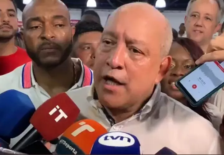 Crispiano Adames estuvo acompañado de un número plural de diputados. 