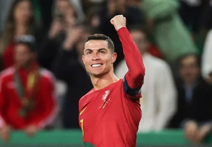Cristiano Ronaldo de Portugal festeja uno de sus goles. Foto:EFE 
