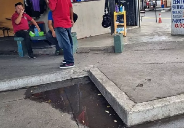 Los usuarios se quejan de las aguas negras y los malos olores. Foto: Mayra Madrid