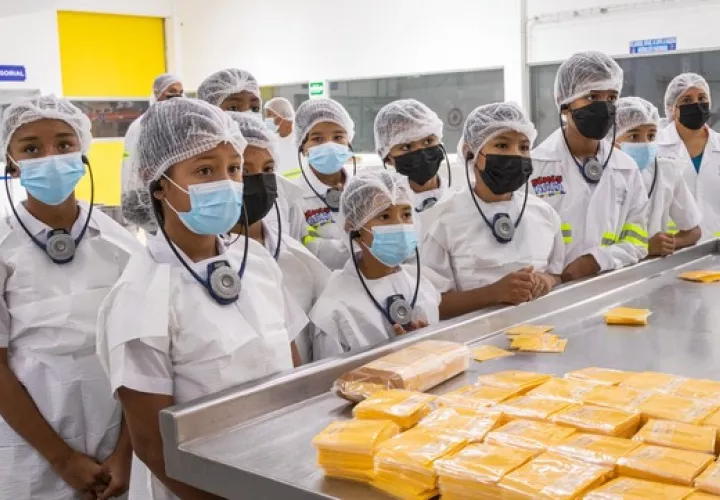 Estudiantes panameños durante una visita la fábrica de queso en Natá. Foto: Cortesía 