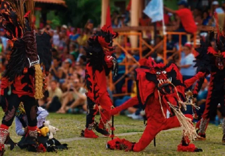 Los bailes tradicionales atraen a nacionales y extranjeros a Portobelo. Foro: Diomedes Sánchez S.