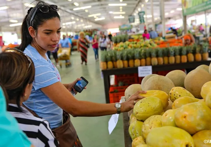 Lo que la gente come también debe ser nutritivo, recalca la FAO. Foto: FAO