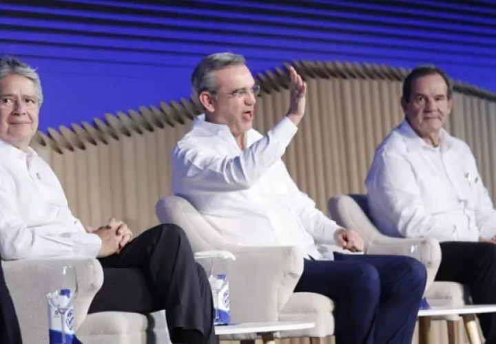 El presidente de Ecuador, Guillermo Lasso, Luis Abinader, y el titular de la Secretaría General Iberoamericana, Andres Allamand. Foto: EFE