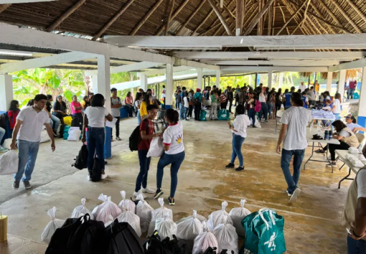 Entrega de las donaciones en la zona norte de Penonomé. Foto: Cortesía