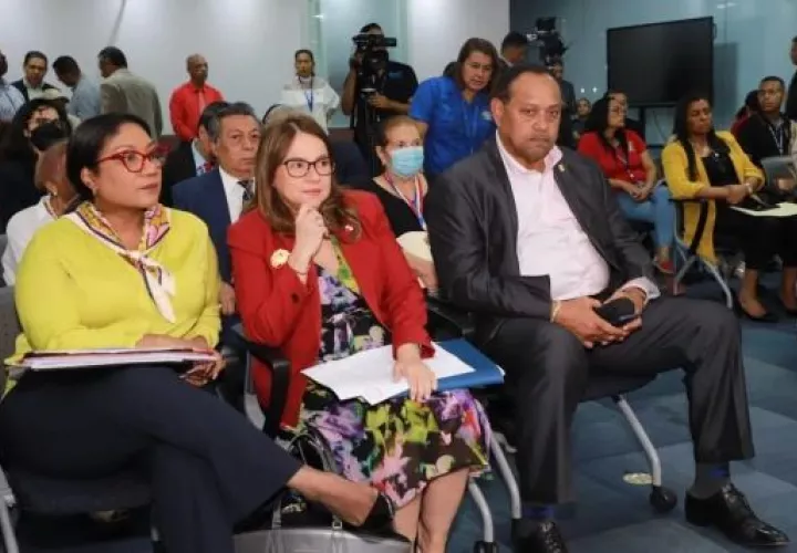 También va dirigido a educadores que hayan completado su formación, pero no han ingresado al sistema educativo formal.