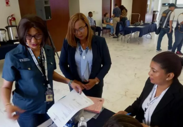 El retraso en el conteo de las actas de las elecciones internas del partido CD genera molestia y preocupación dentro del colectivo. Foto: Víctor Arosemena