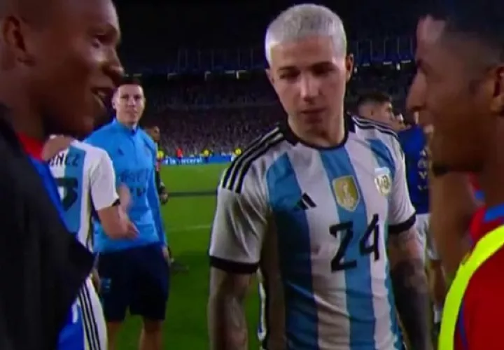 Enzo observa el duelo entre los jugadores panameños. Foto: Cortesía