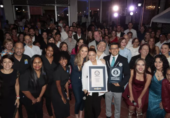 Erika Ender posa con la placa oficial de Guinness World Records e invitados. Foto: Víctor Arosemena