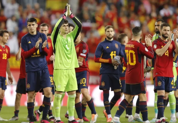 Los jugadores de la selección de España, luego de su triunfo en su primer partido ante Noruega.  Foto:EFE