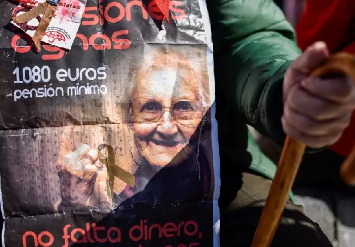 Cartel alusivo a exigencias de los jubilados en España. Foto: EFE