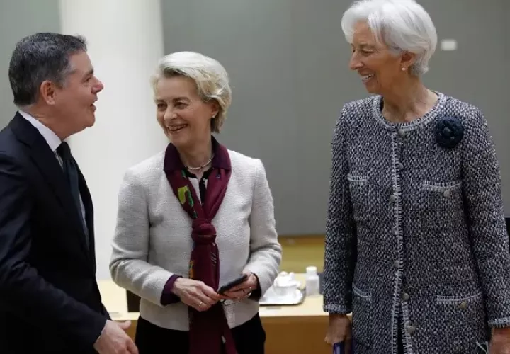 El presidente del Eurogrupo, Paschal Donohoe, la presidenta de la Comisión Europea, Ursula von der Leyen, y la presidenta del BCE, Christine Lagarde. Foto: EFE