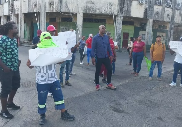 Protestaron en las inmediaciones de la calle 5, avenida Balboa. Foto: Diomedes Sánchez ,