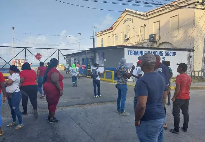  Un muelle que opera en la zona, no los deja desarrollar la obra. Foto: Diomedes Sánchez
