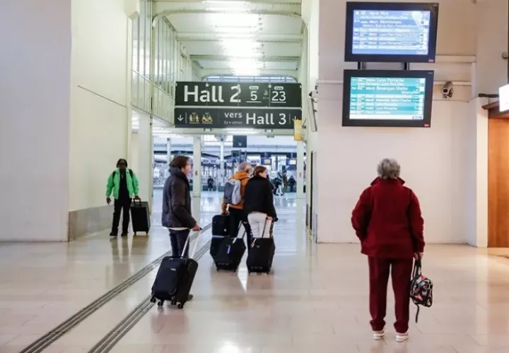 Pasajeros caminan en la estación Gare de Lyon durante una nueva jornada de huelga nacional encabezada por sindicatos franceses. Foto: EFE