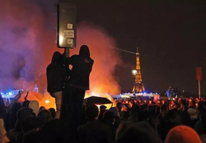 Una de las protestas registradas en París este viernes contra la reforma de las pensiones. Foto: EFE