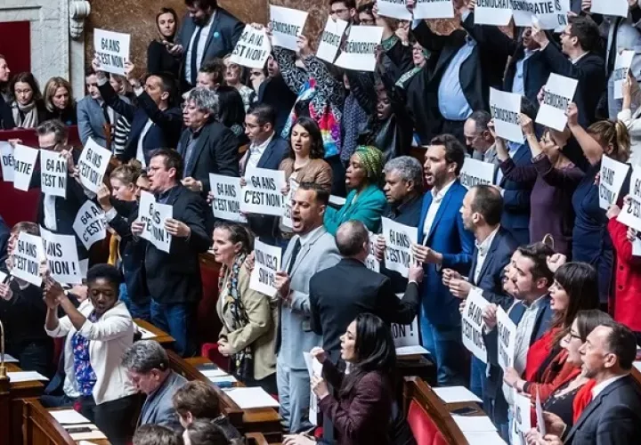 Una fuerte oposición de izquierdistas y ultraderechistas tiene el gobierno francés en la Asamblea. Foto: EFE