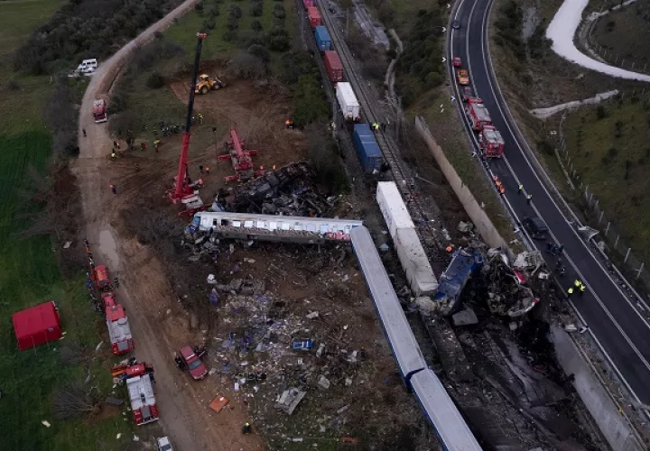 Los bomberos estiman que probablemente aumente el número de muertos. Foto: EFE