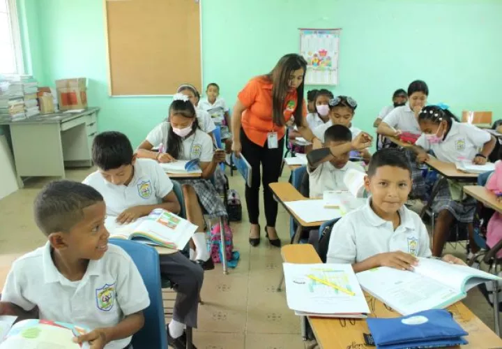 En esta modalidad se mantienen los mismos objetivos educativos, para todos los estudiantes.