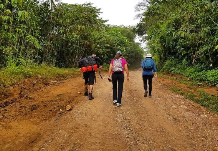 El senderismo es una actividad que va más allá de solo recorrer caminos y debe practicarse con responsabilidad. Enlodados