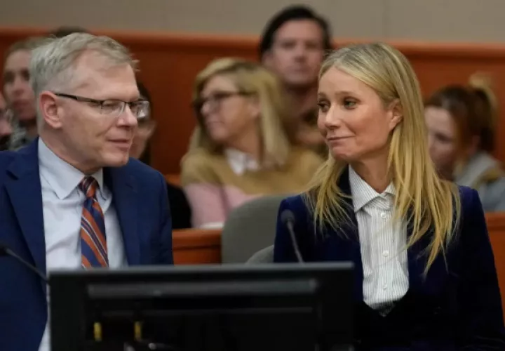Gwyneth Paltrow y su abogado Stephen Owens sonríen después de la lectura del veredicto en el juicio por un accidente de esquí. Foto: EFE/  EPA / Rick Bowmer / Pool