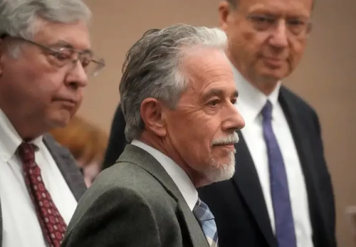 Terry Sanderson (c), el hombre de Utah que demandó a Gwyneth Paltrow, comparece ante el tribunal, en Park City, Utah. Foto: EFE / EPA / Rick Bowmer / Pool