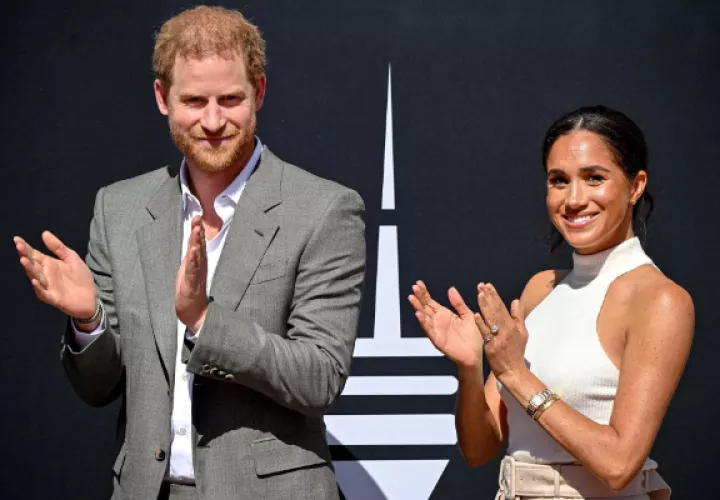 Harry y Meghan Markle supuestamente pretenden saludar a la multitud. Foto: EFE / Sascha Steinbach