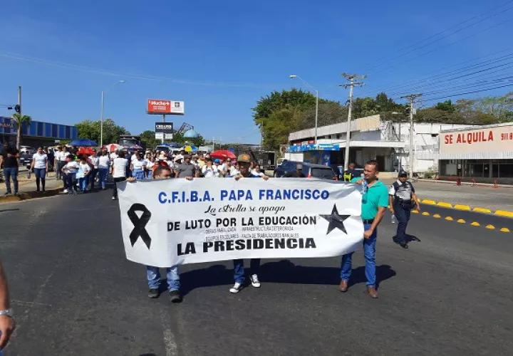 El paro fue levantado temporalmente, por lo que los estudiantes deberán volver a clases el próximo lunes, anunció la directiva de los padres de familia del plantel. Foto. Thays Domínguez