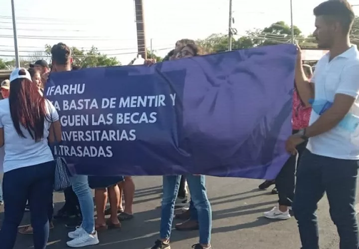 Unos 800 estudiantes están esperando que el Ifarhu les cancelo los dineros adeudados. Foto. Thays Domínguez