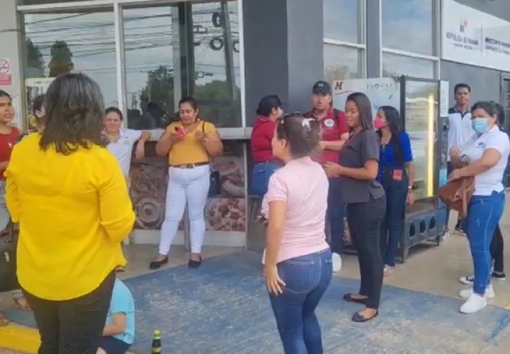 Los estudiantes decidieron darle un voto de confianza a las autoridades y esperar el anuncio sobre la nueva fecha de pago. Foto. Thays Dommínguez