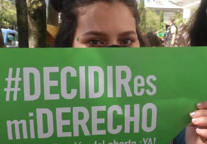 Una mujer sostiene un cartel mientras se manifiesta a favor de la despenalización del aborto. Foto: EFE